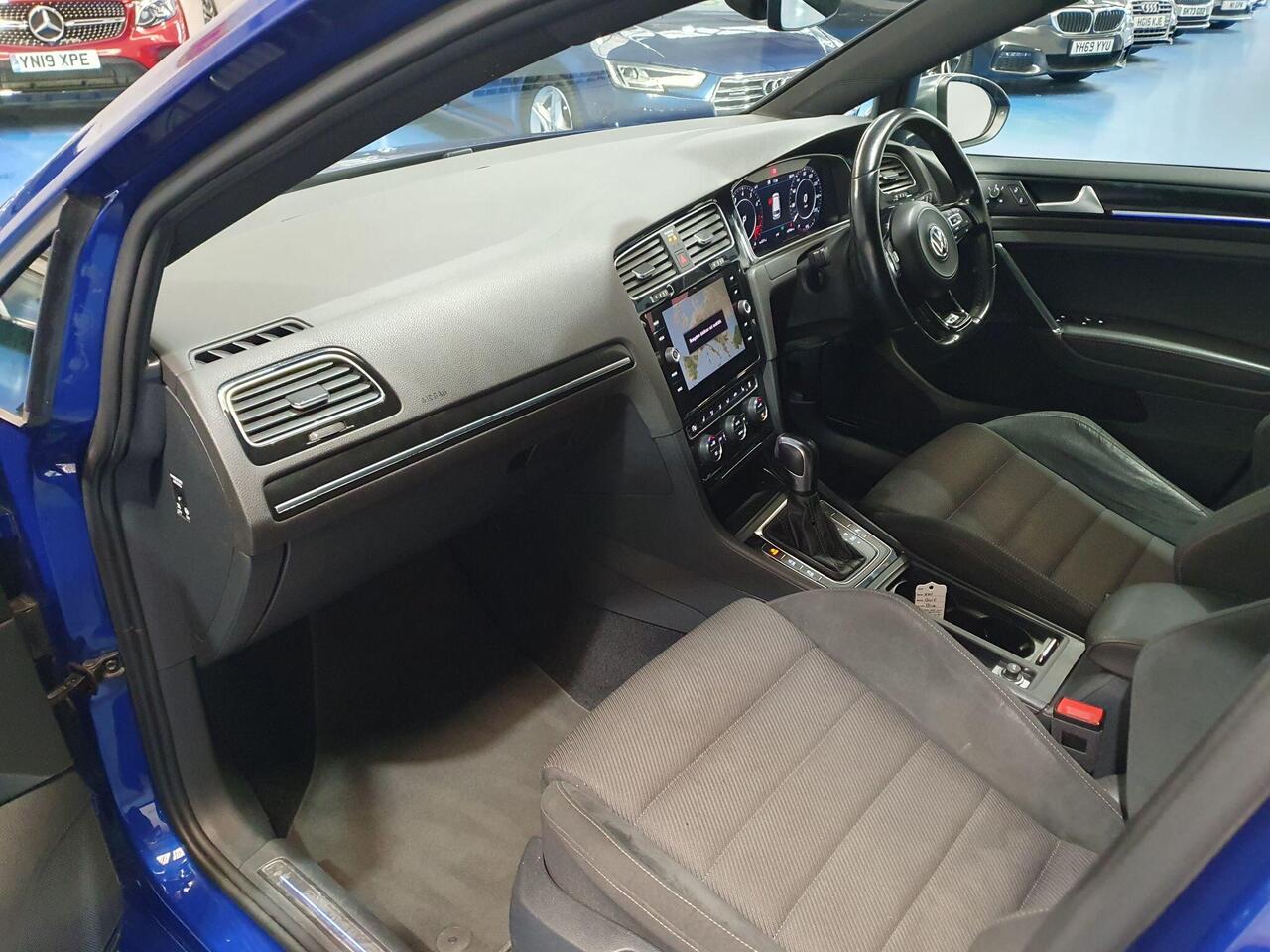 Volkswagen Golf — photo 19