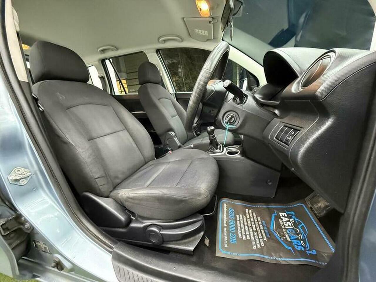 Mazda Mazda2 — photo 15