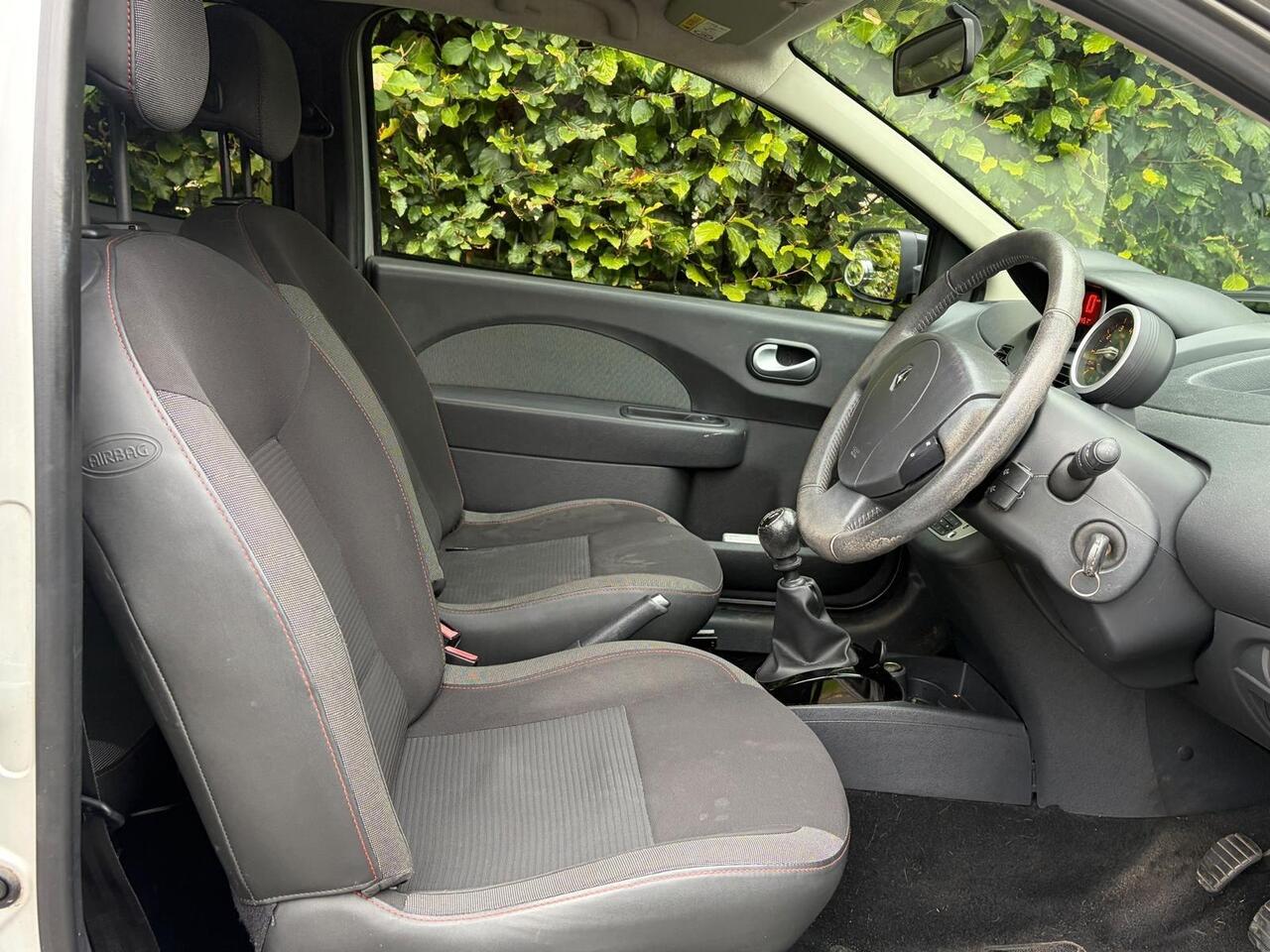 Renault Twingo — photo 13