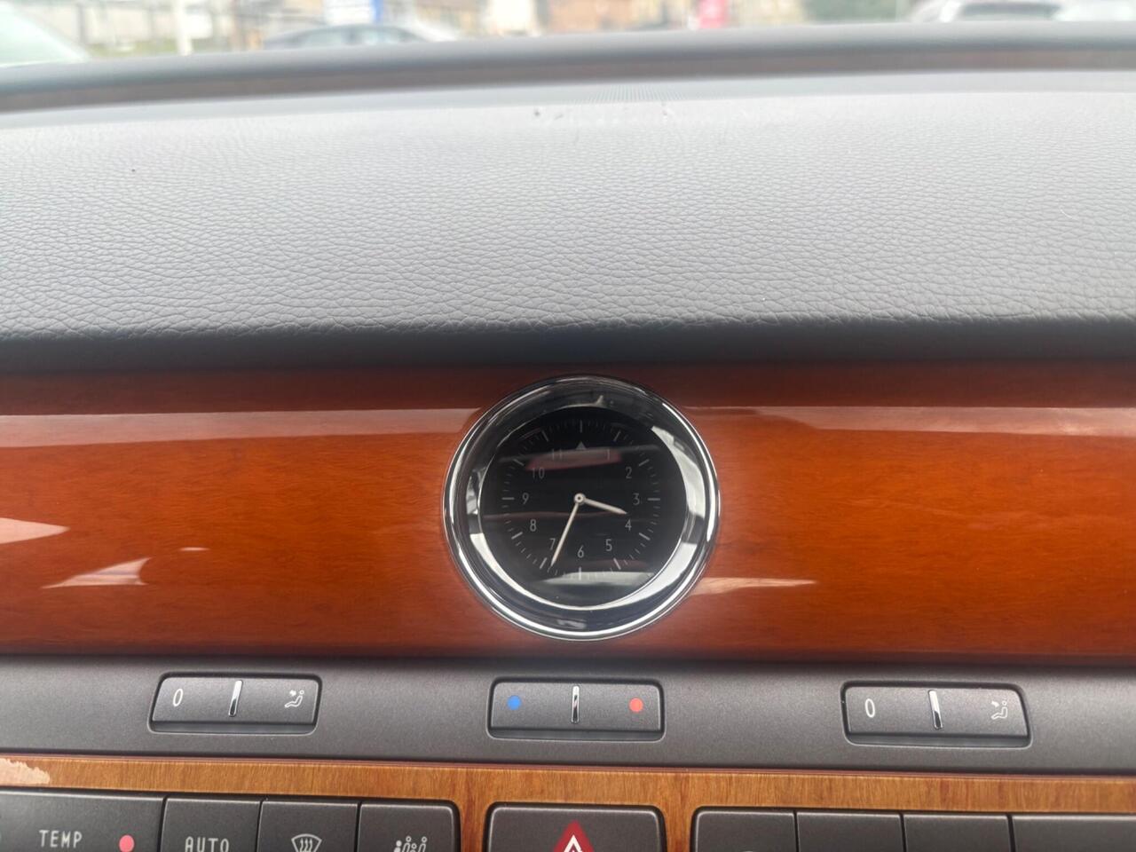 Volkswagen Phaeton — photo 22
