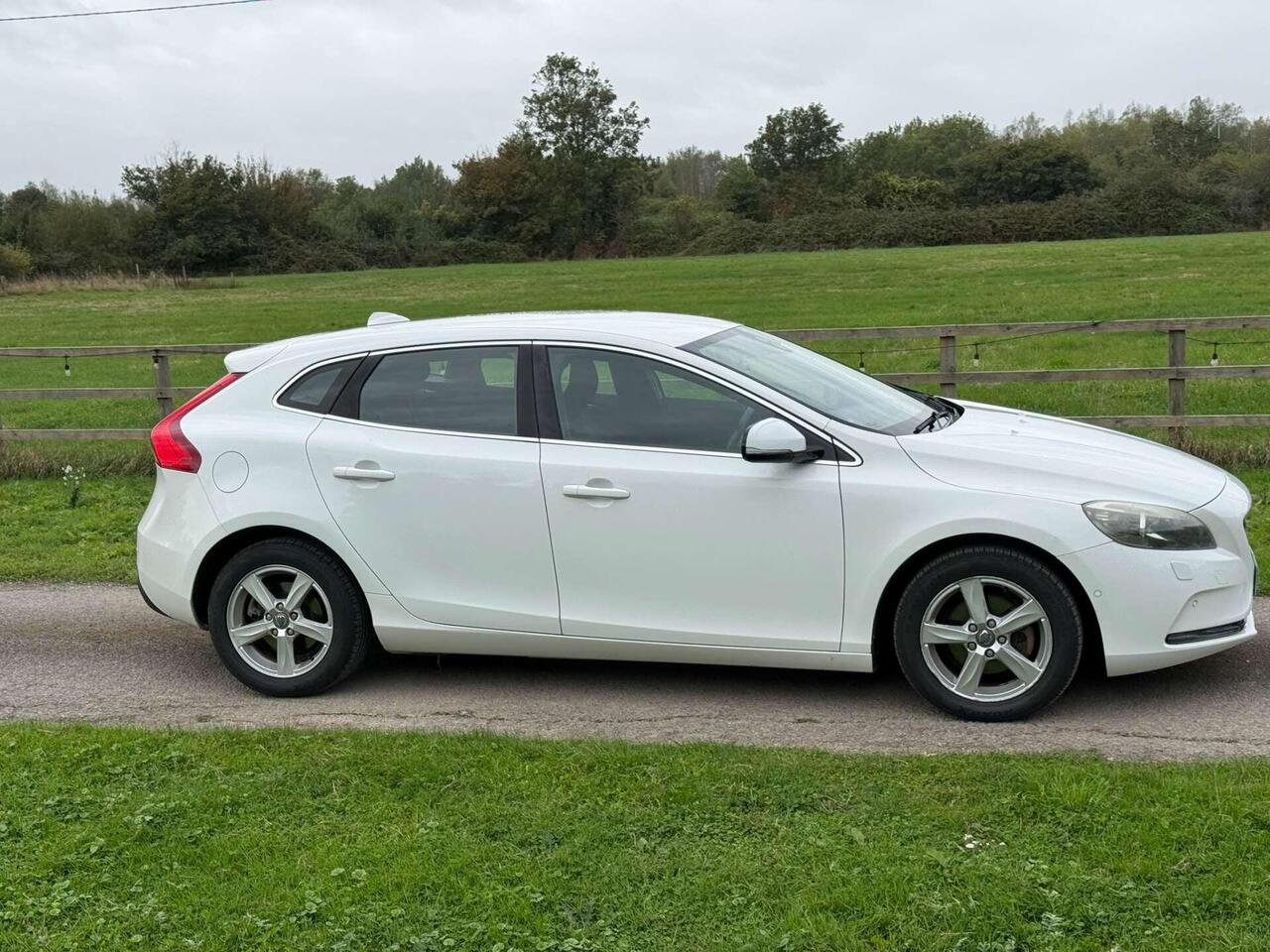 Volvo V40 — photo 10