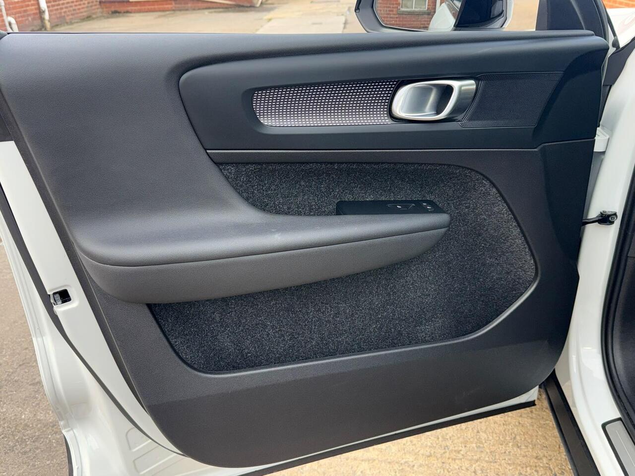 Volvo EX40 — photo 37