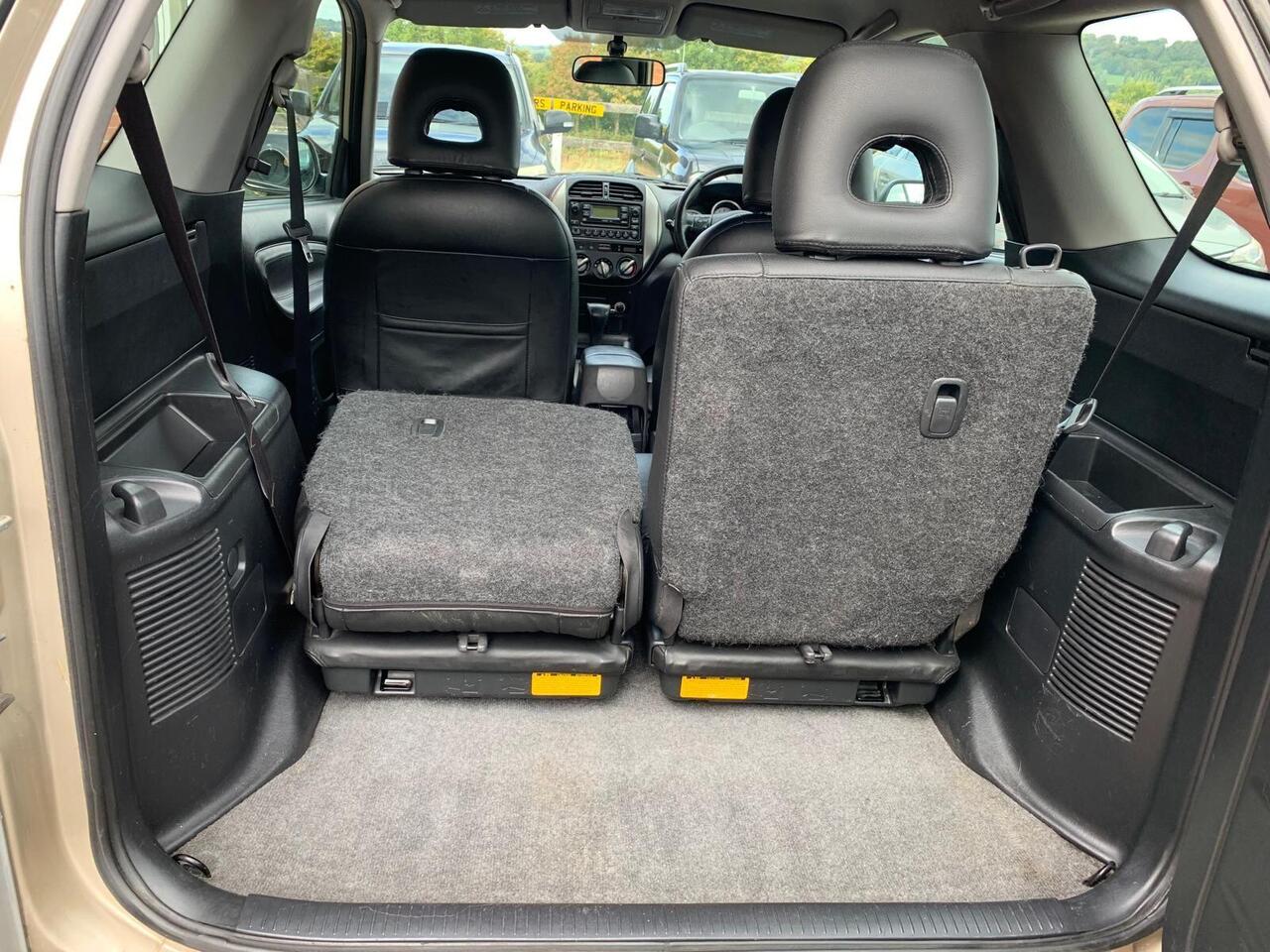 Toyota RAV4 — photo 23