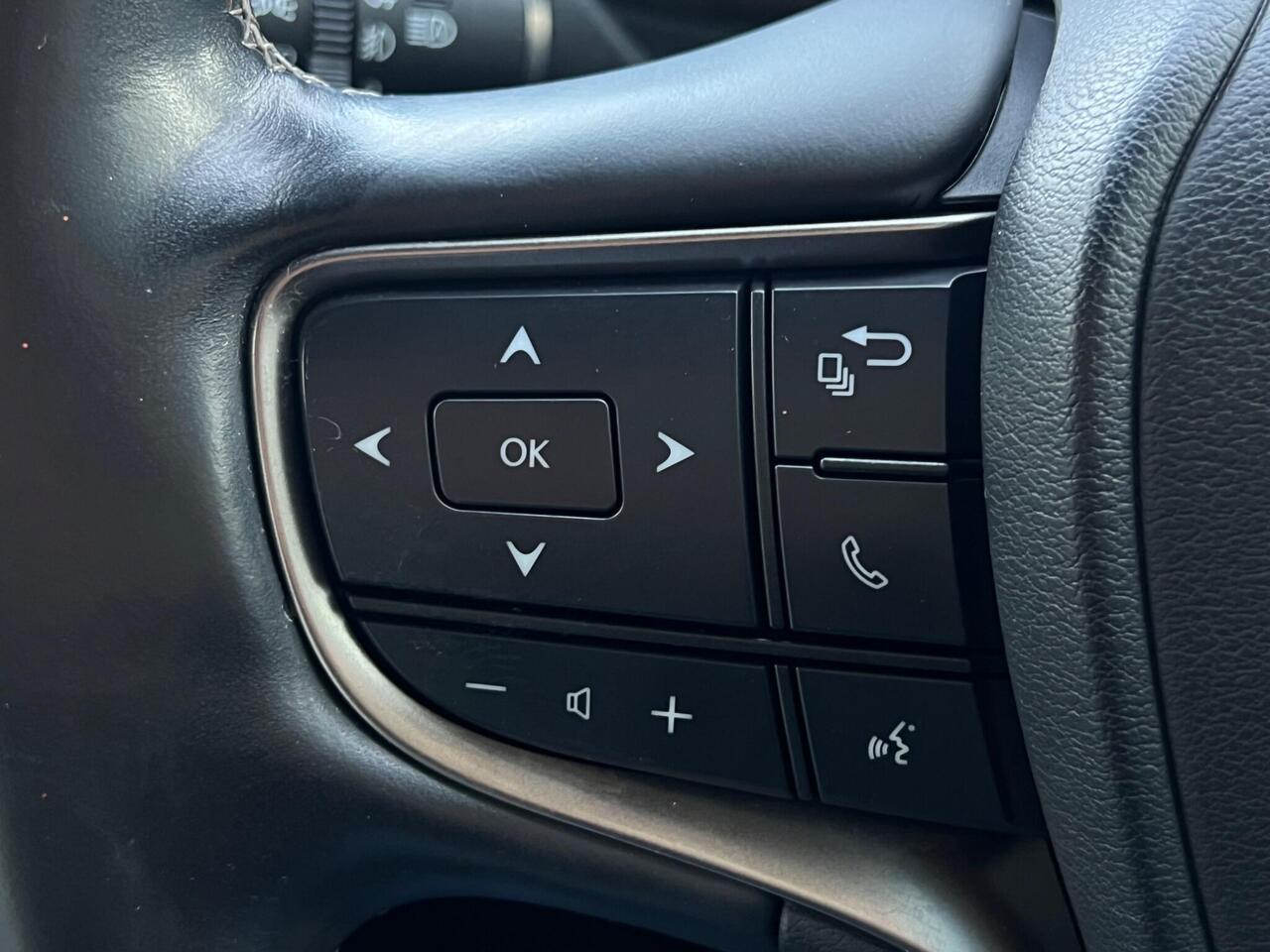 Lexus UX — photo 35