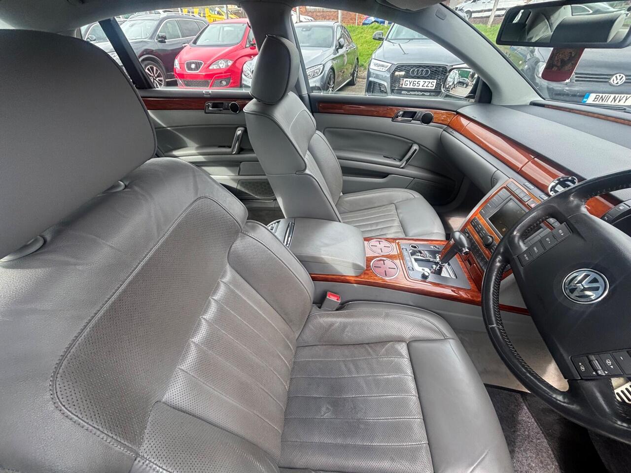 Volkswagen Phaeton — photo 14