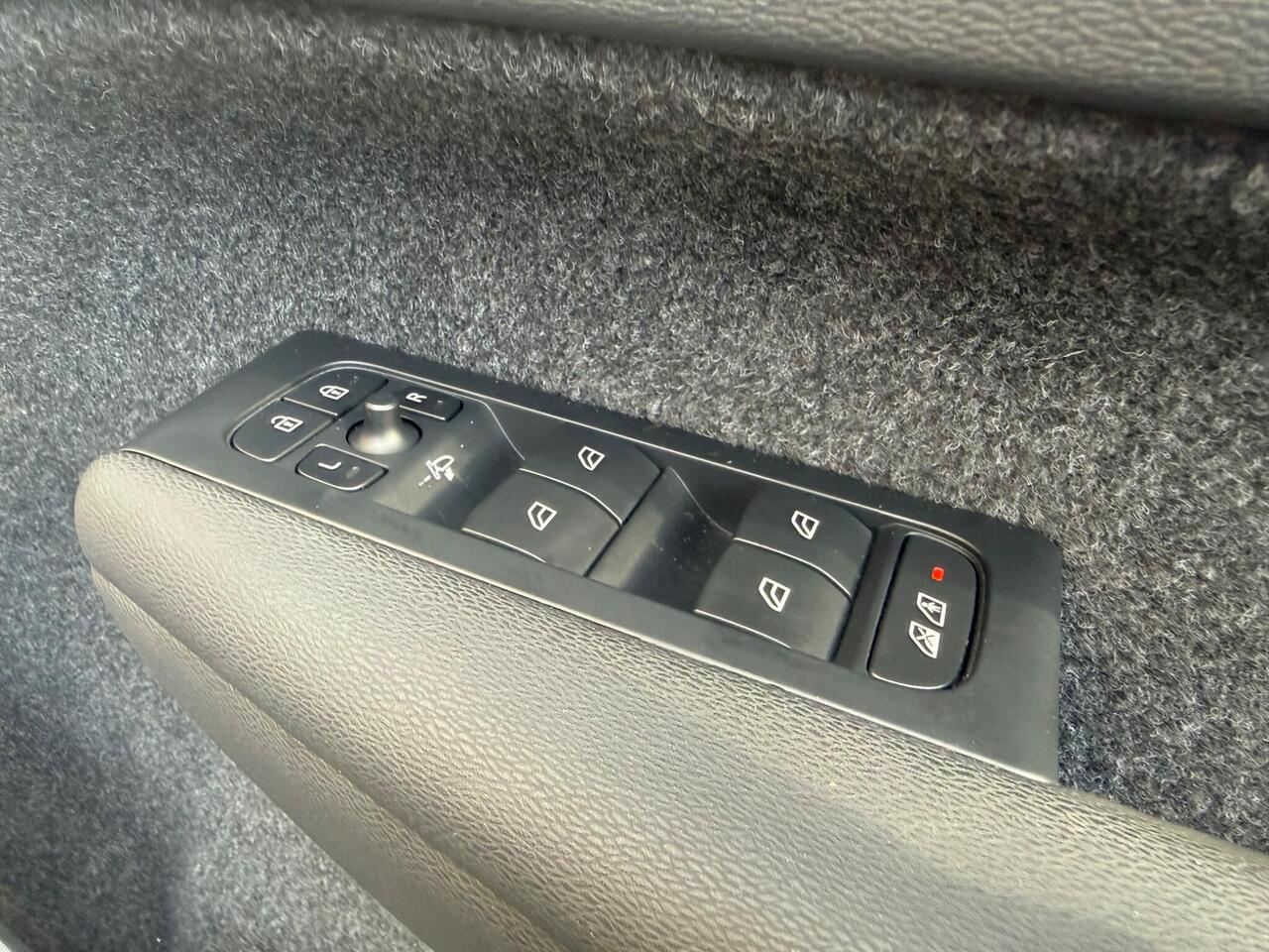 Volvo XC40 — photo 27