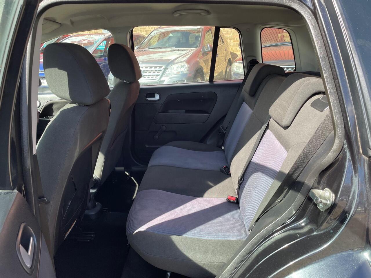Ford Fusion — photo 11