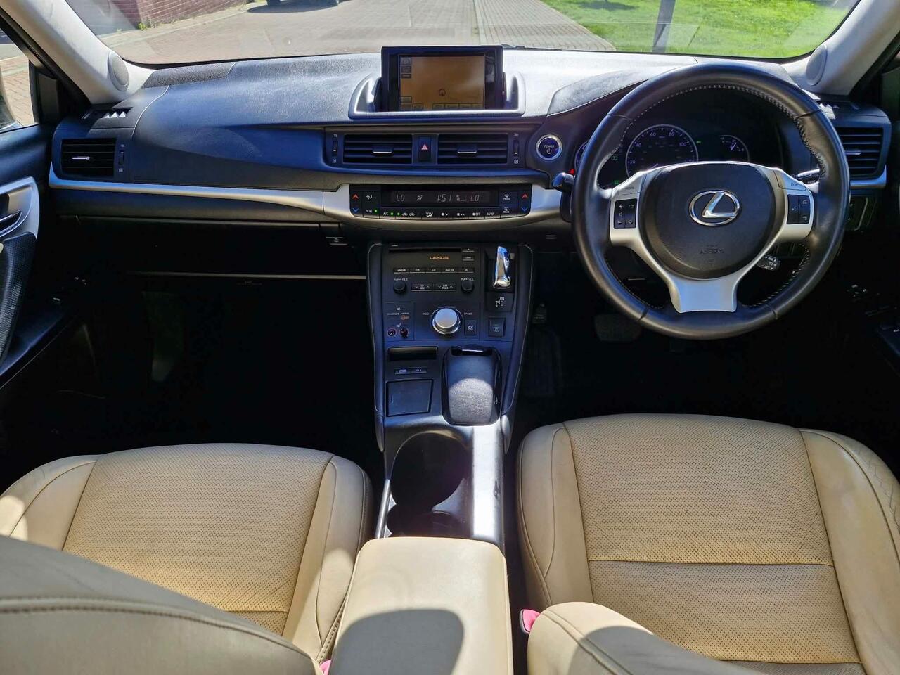 Lexus CT — photo 10