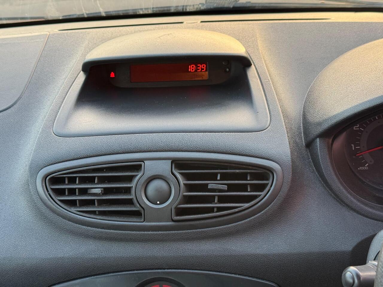 Renault Clio — photo 23