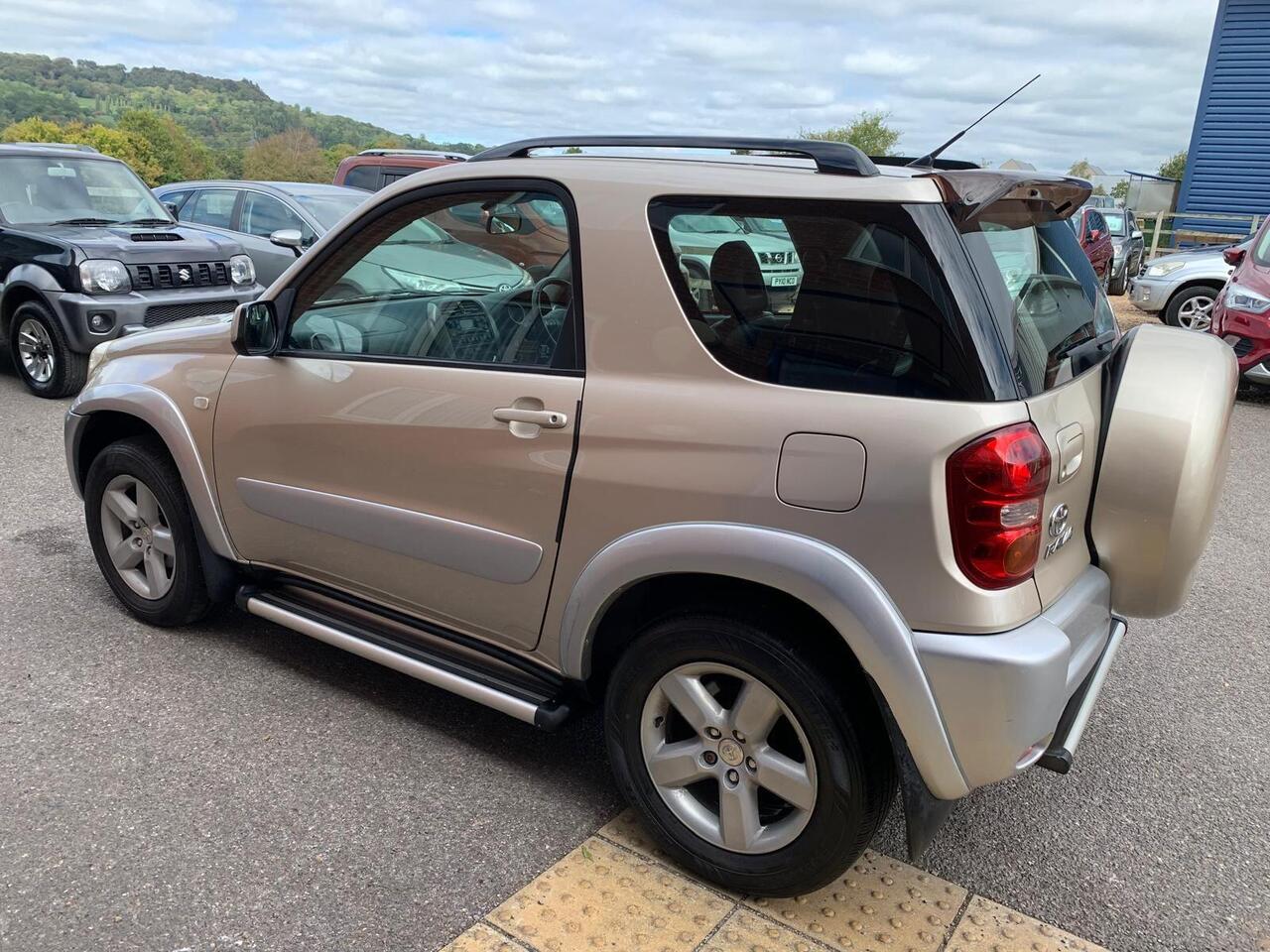 Toyota RAV4 — photo 4
