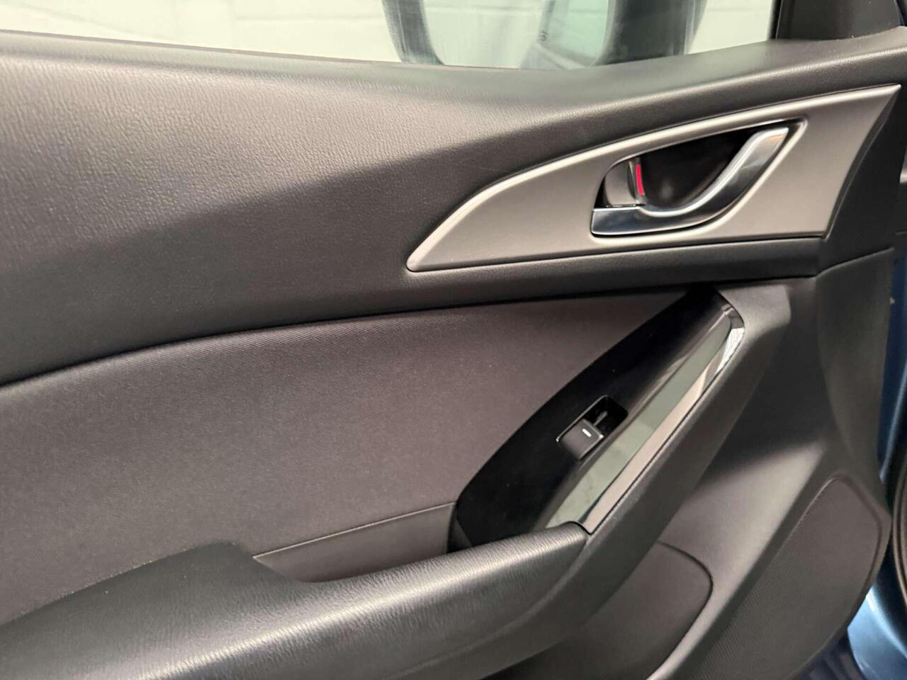 Mazda Mazda3 — photo 48