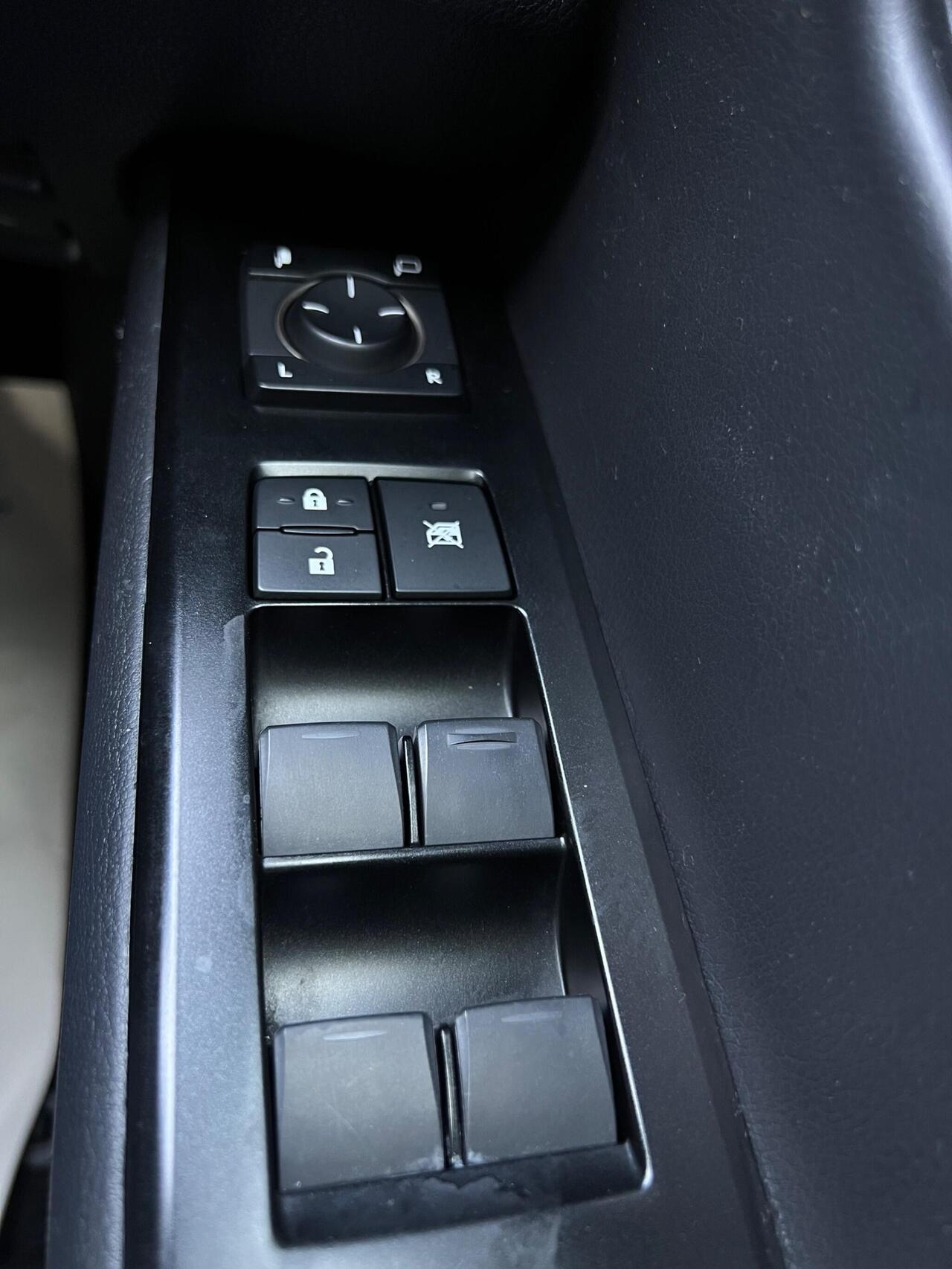 Lexus UX — photo 34