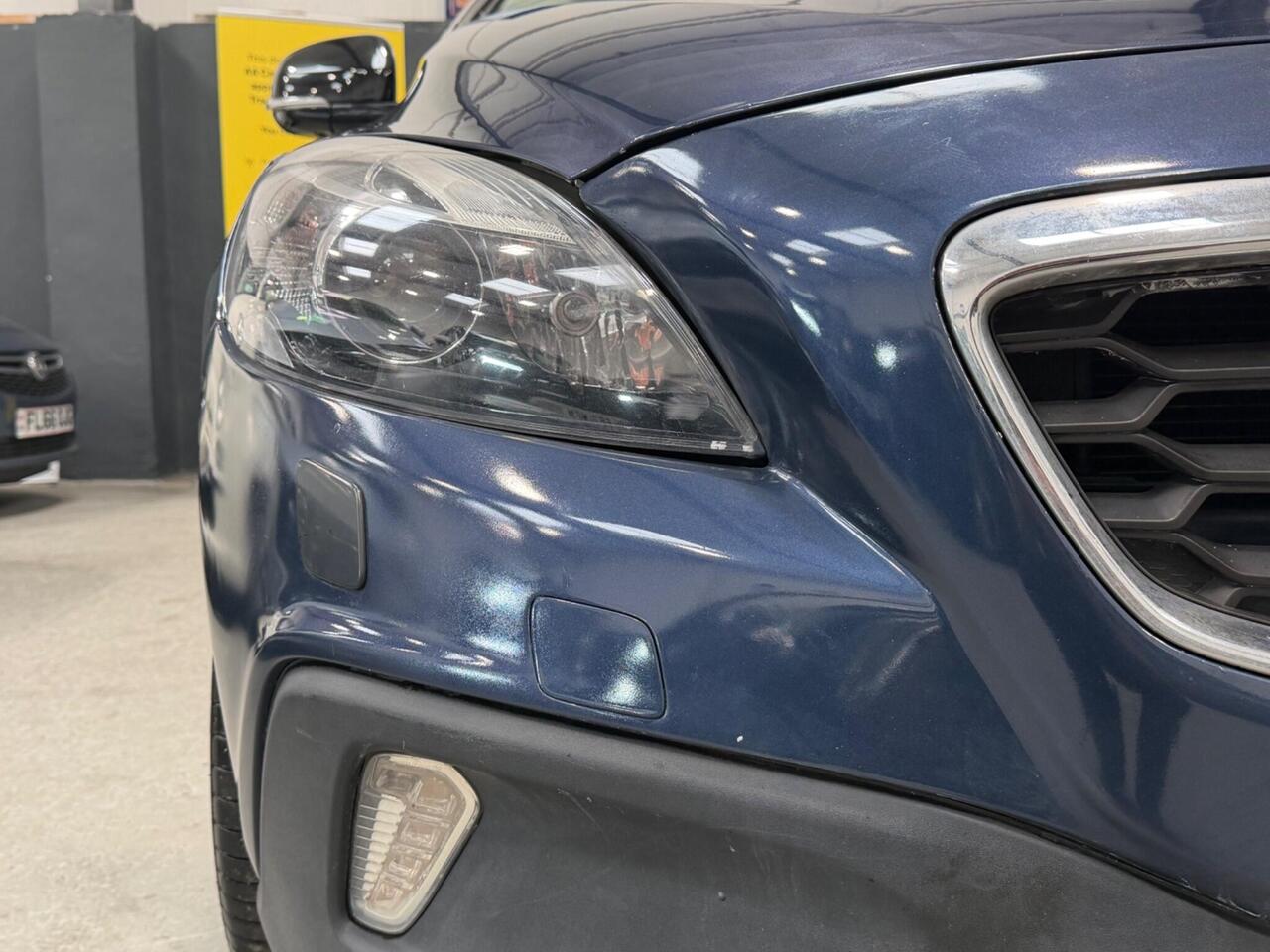 Volvo V40 Cross Country — photo 11