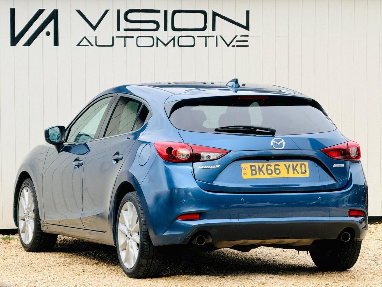 Mazda Mazda3 — photo 12