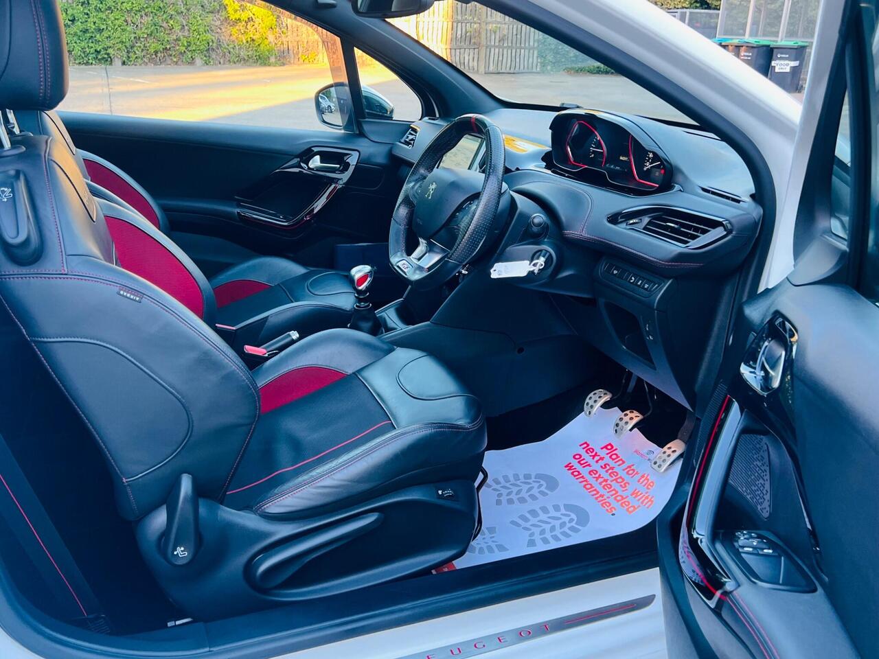 Peugeot 208 — photo 38