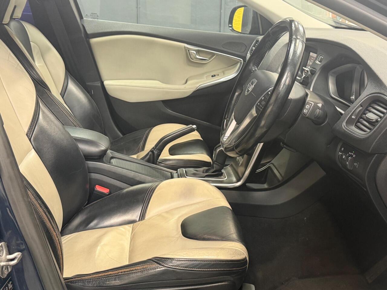 Volvo V40 Cross Country — photo 23