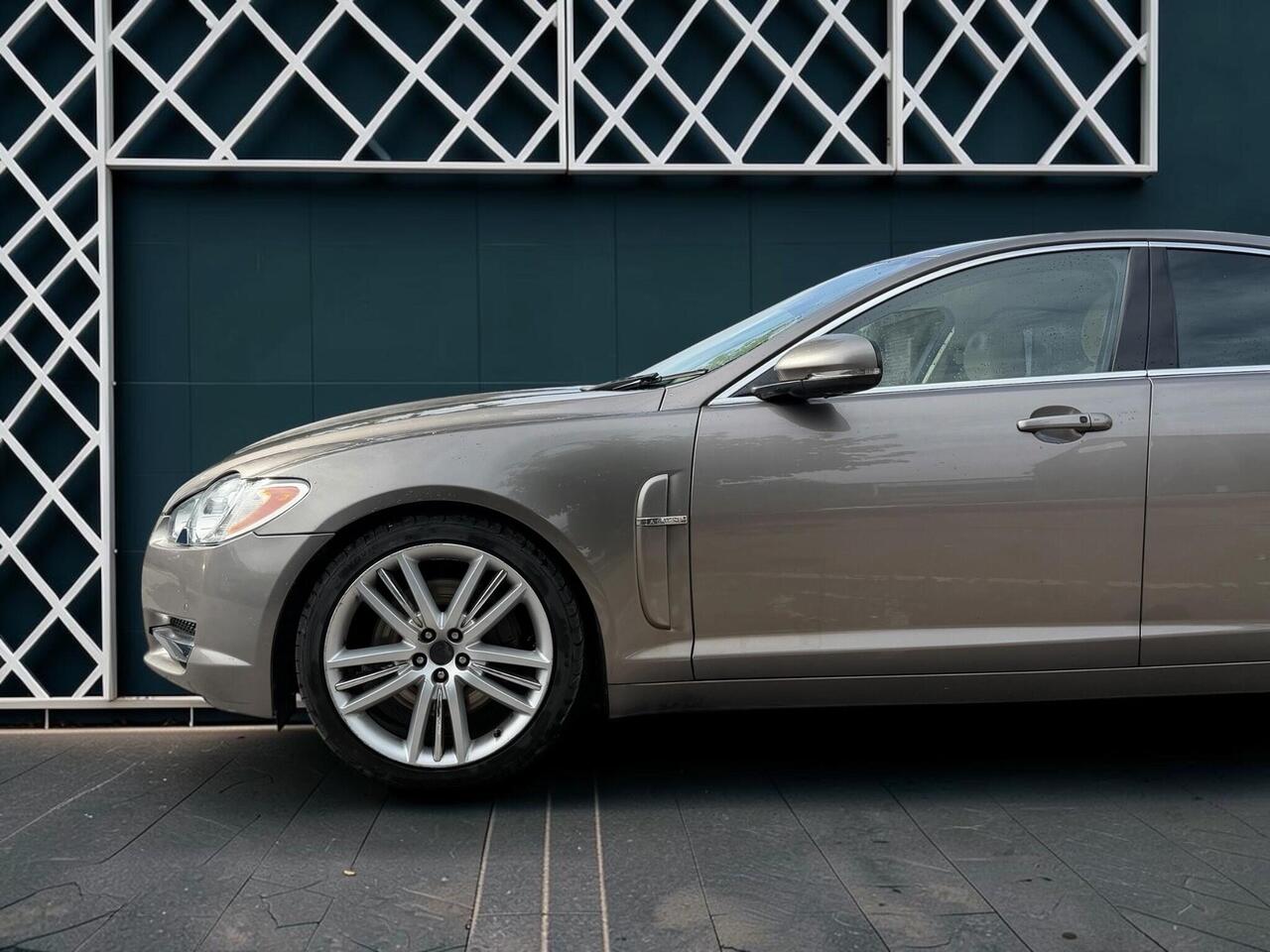 Jaguar XF — photo 7