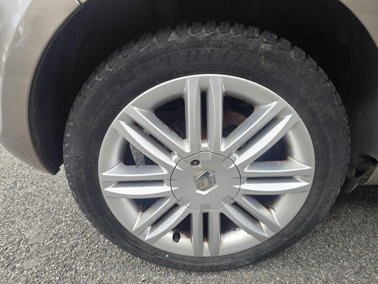 Renault Clio — photo 27