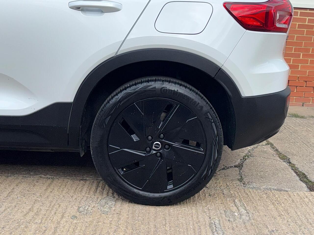 Volvo EX40 — photo 5
