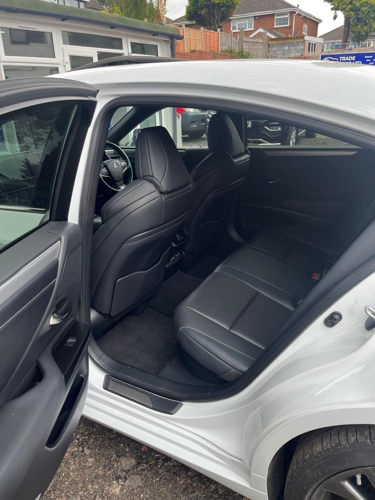 Lexus ES — photo 14