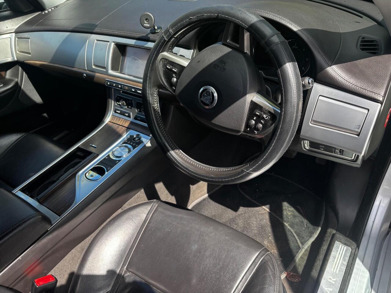 Jaguar XF — photo 13