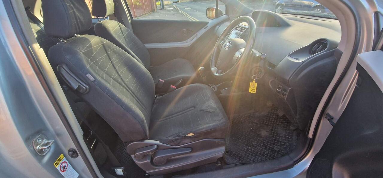 Toyota Yaris — photo 8
