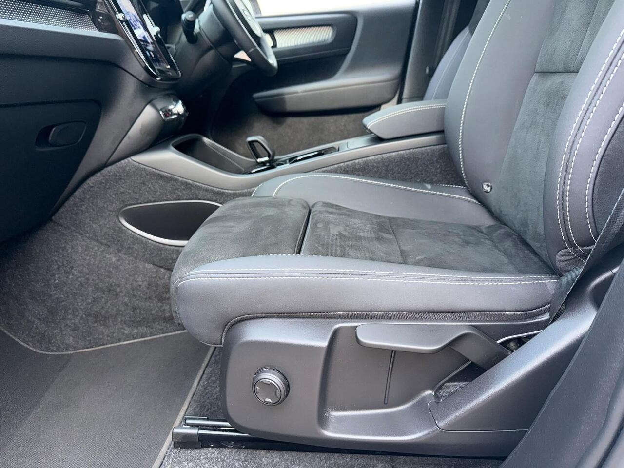 Volvo EX40 — photo 34