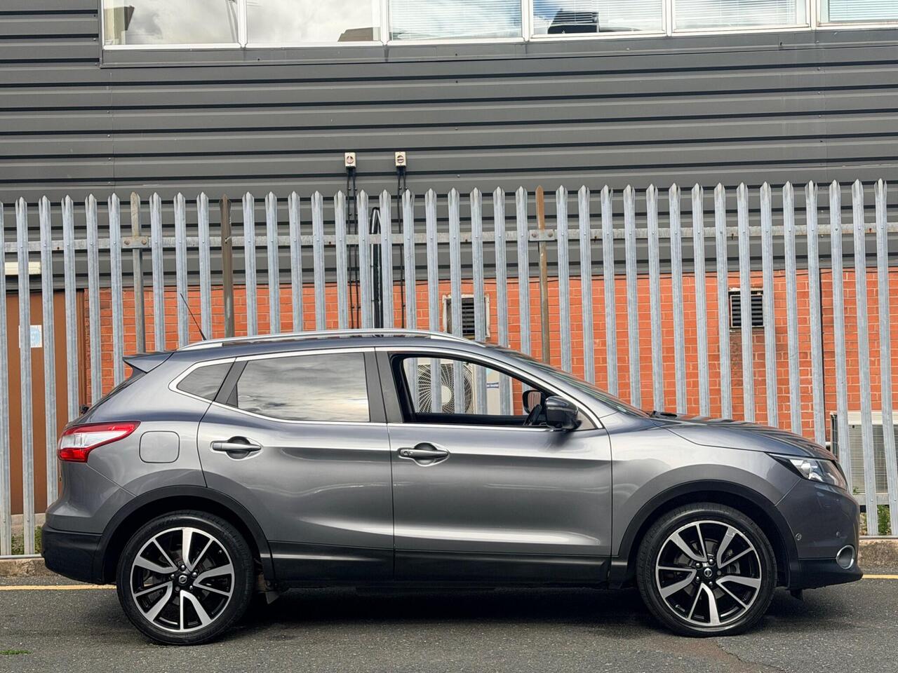 2014 Nissan Qashqai 1.6 dCi Tekna XTRON 2WD Euro 5 (s/s) 5dr, photo 2