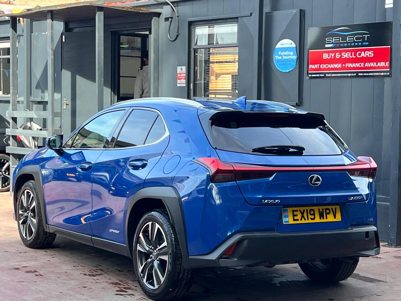 Lexus UX — photo 6
