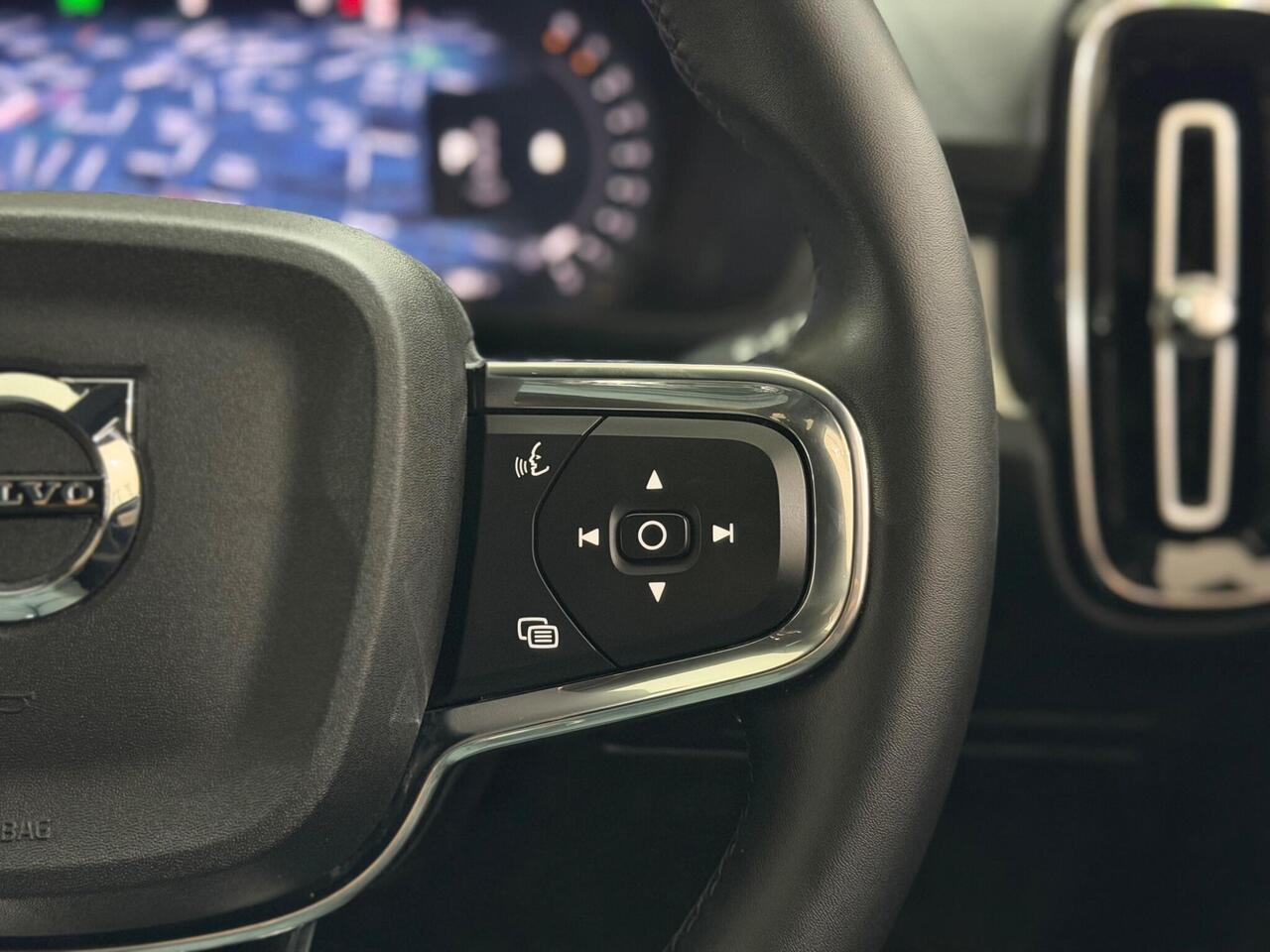 Volvo XC40 — photo 34