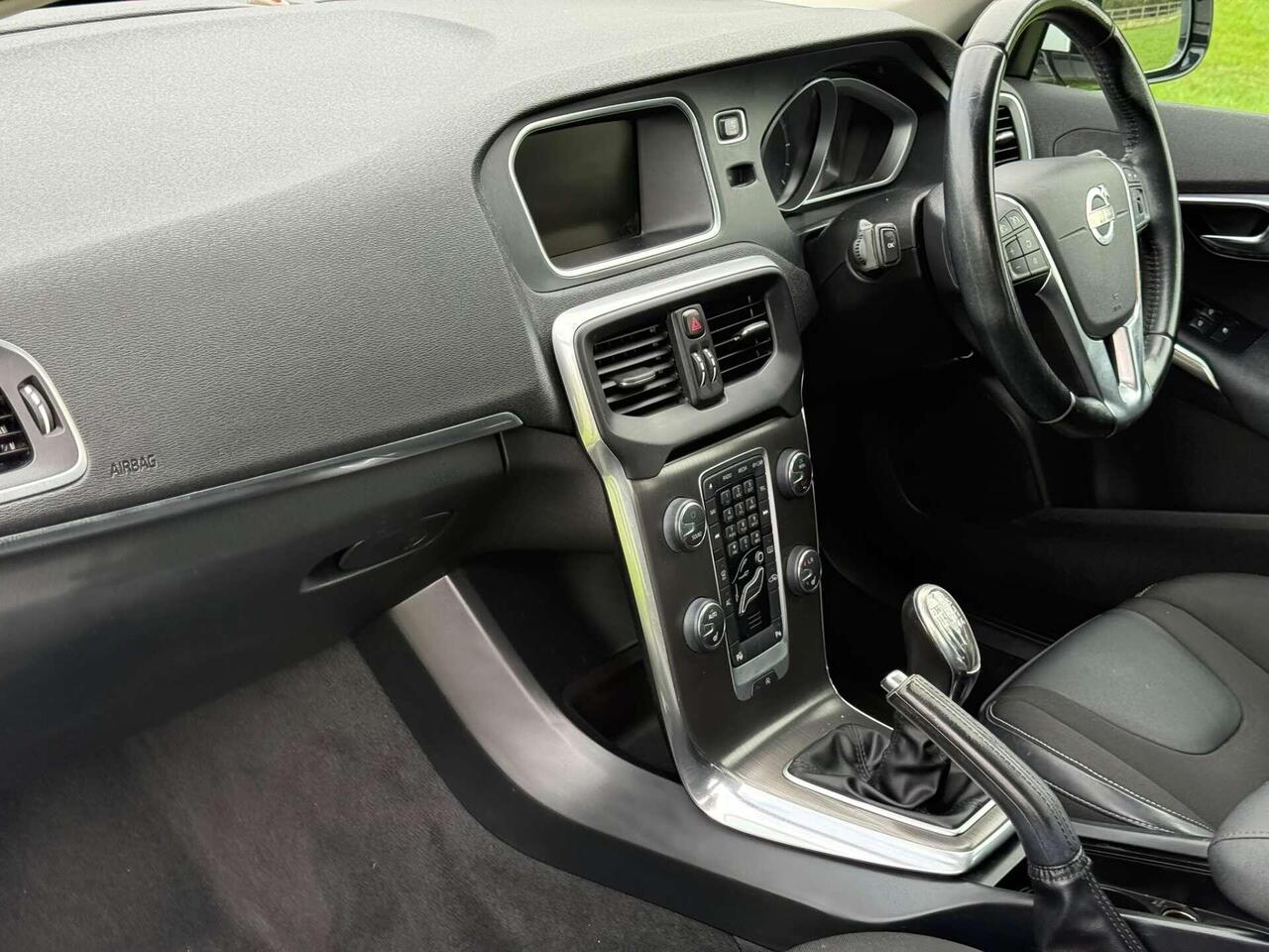 Volvo V40 — photo 16
