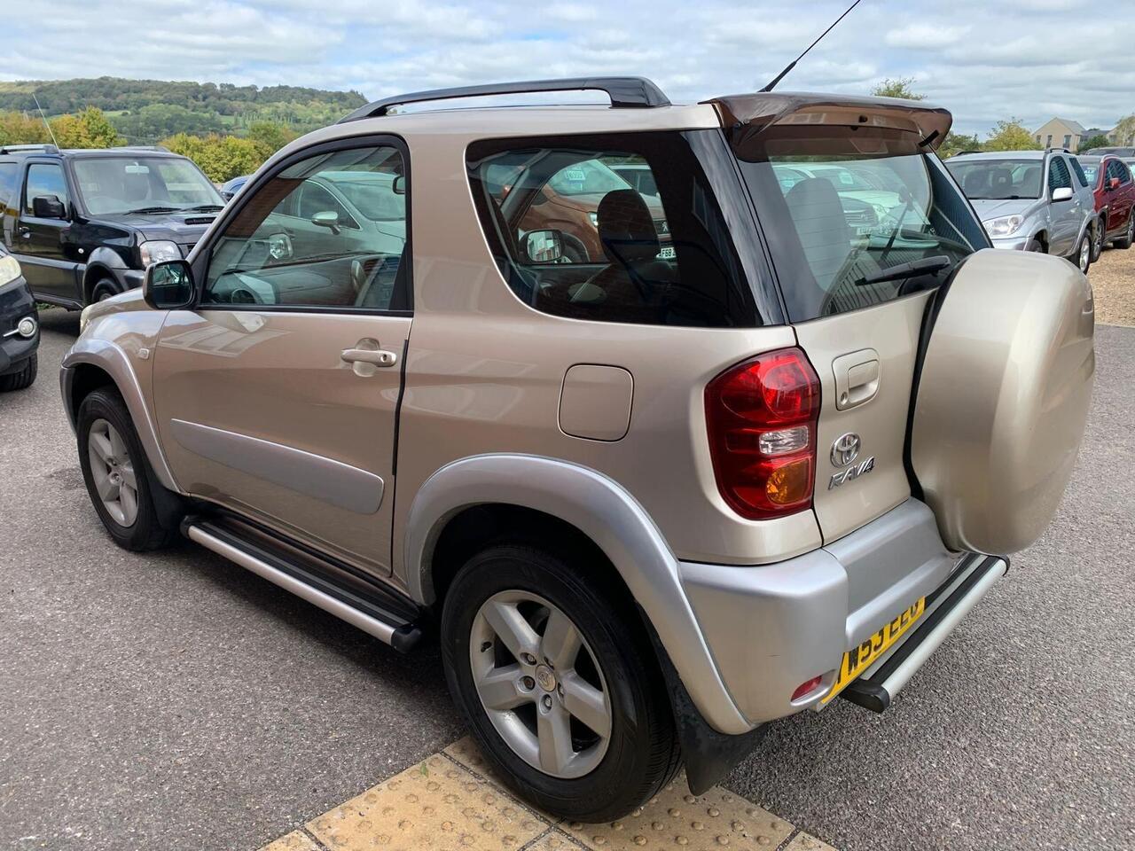 Toyota RAV4 — photo 7
