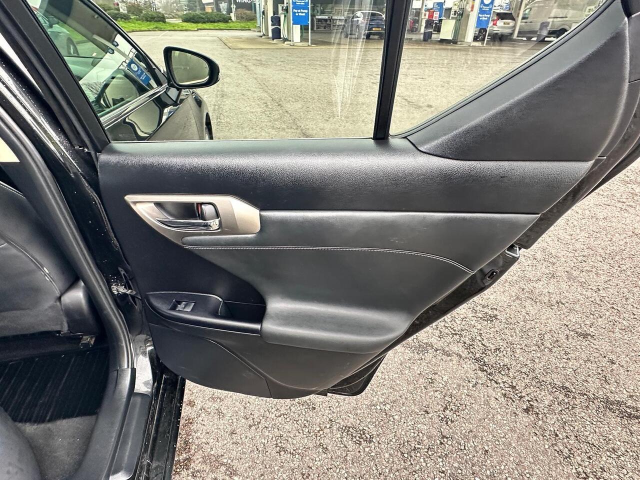 Lexus CT — photo 36