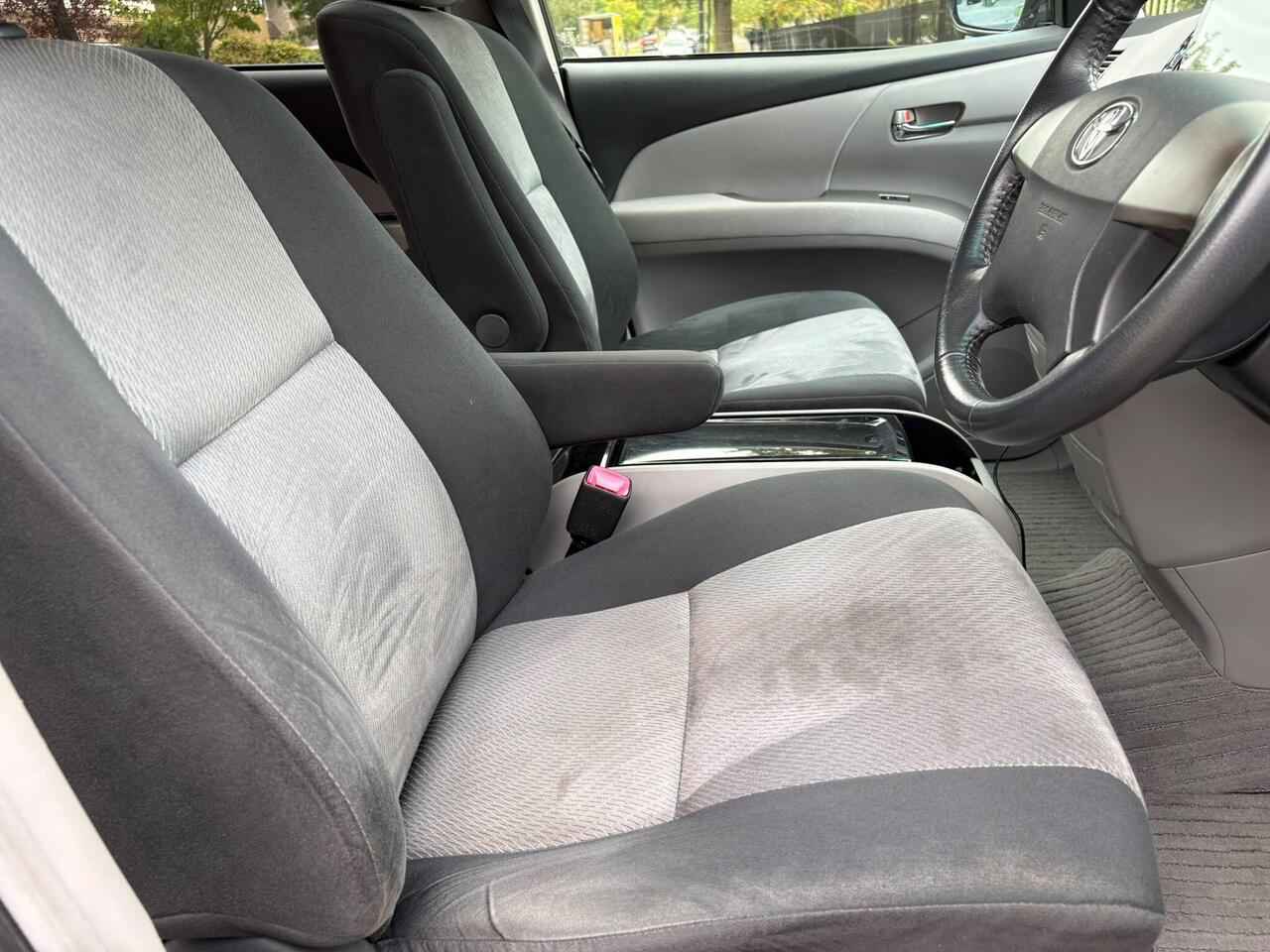 Toyota Estima — photo 16