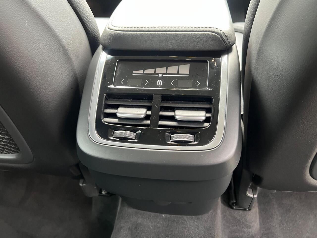 Volvo XC60 — photo 34