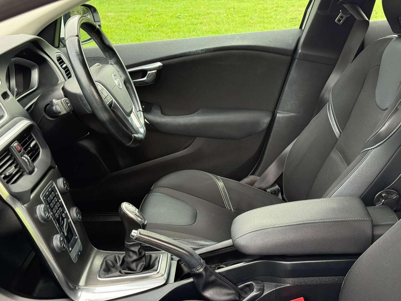 Volvo V40 — photo 17