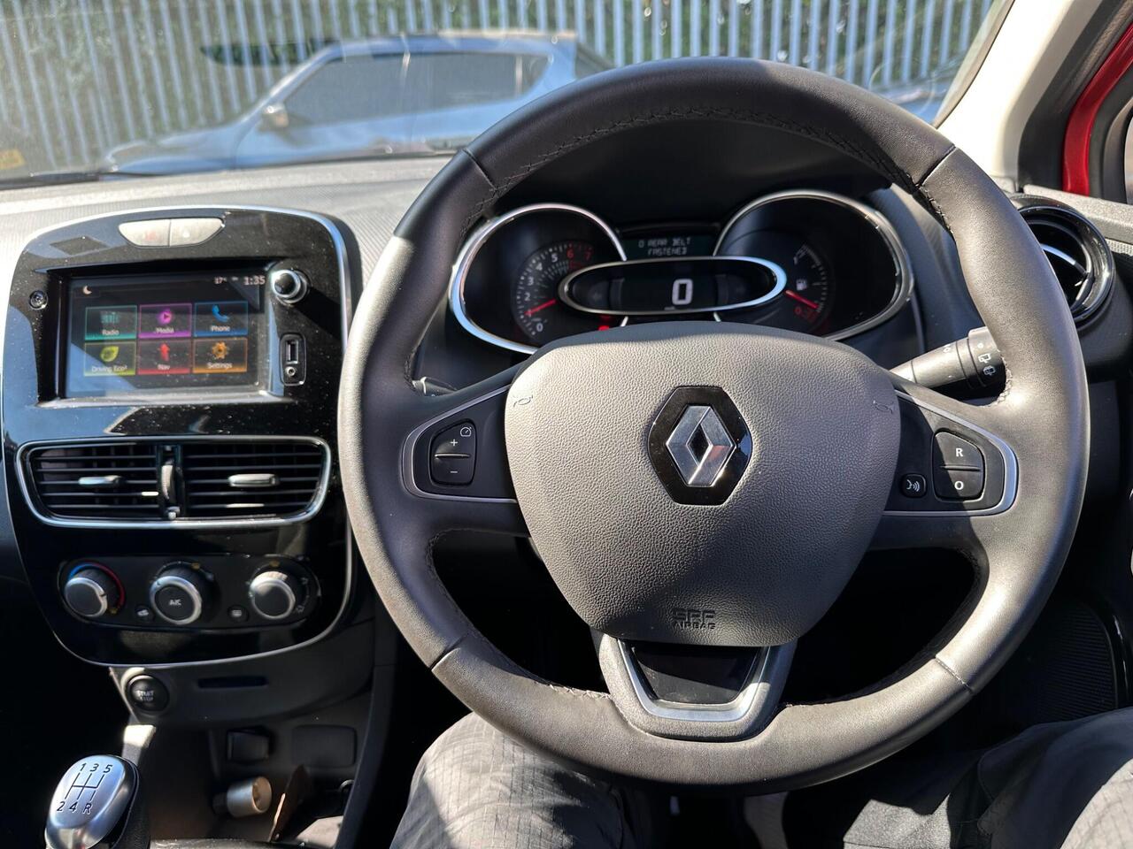 Renault Clio — photo 11