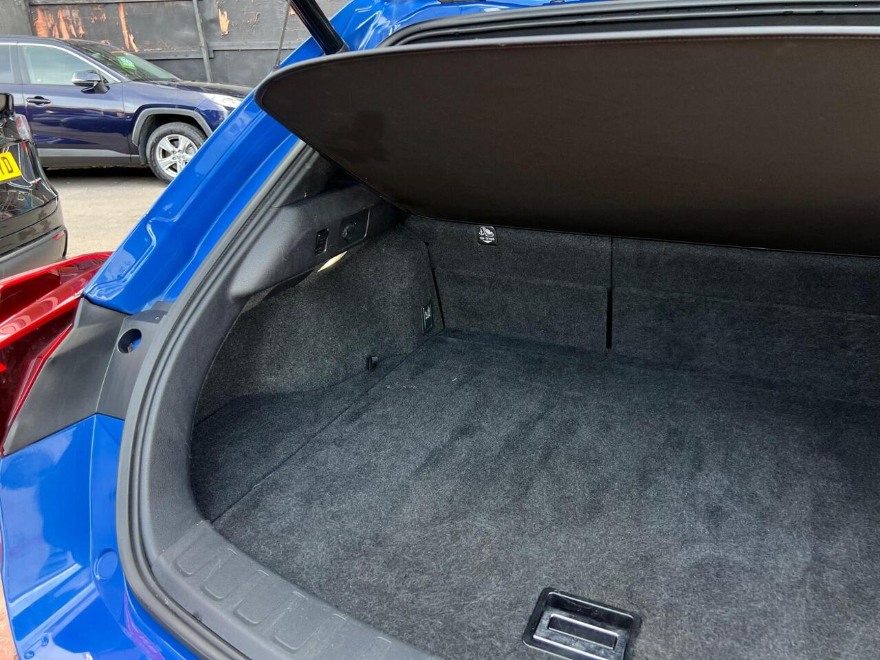 Lexus UX — photo 63