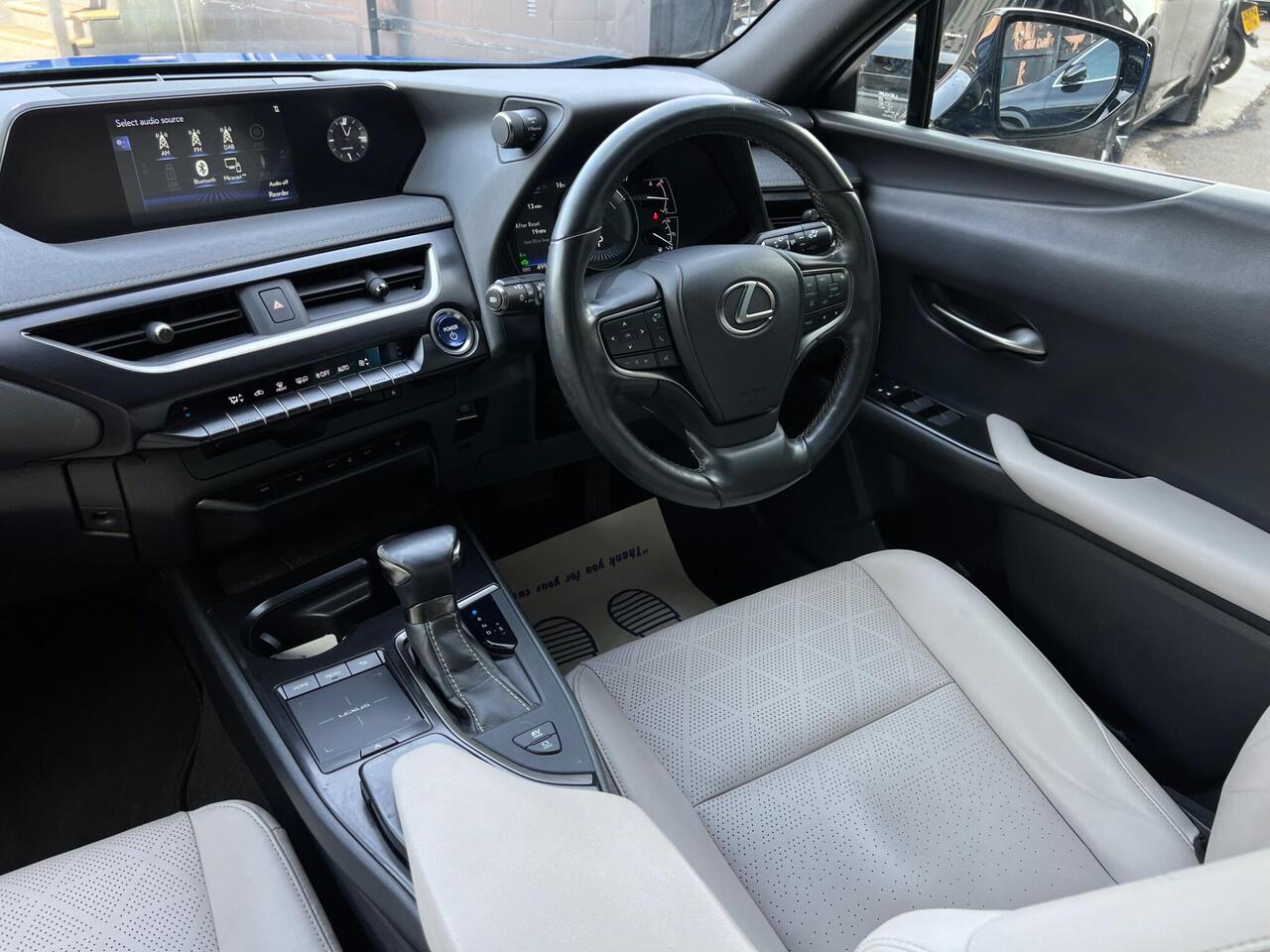 Lexus UX — photo 23