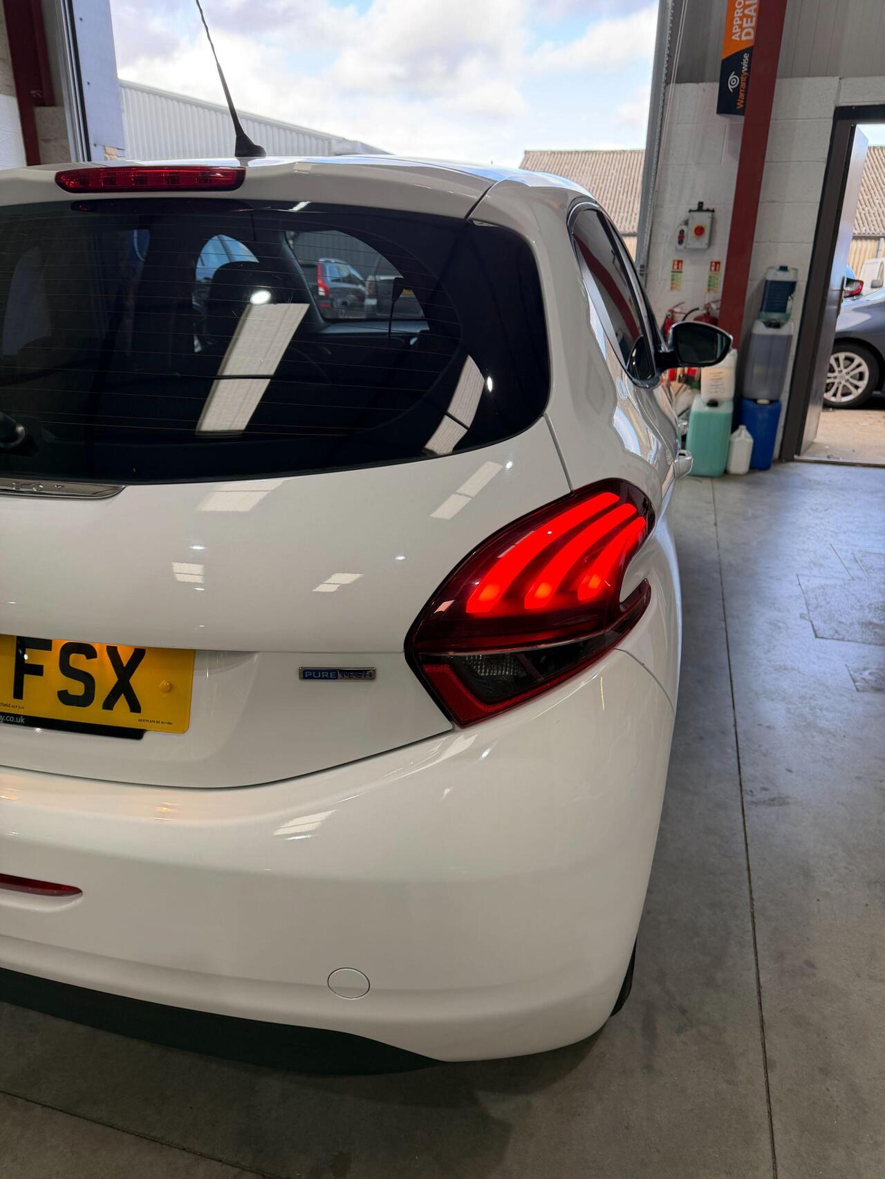 Peugeot 208 — photo 29
