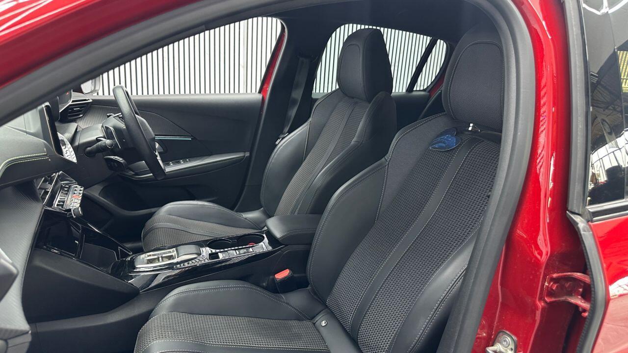 Peugeot 208 — photo 18