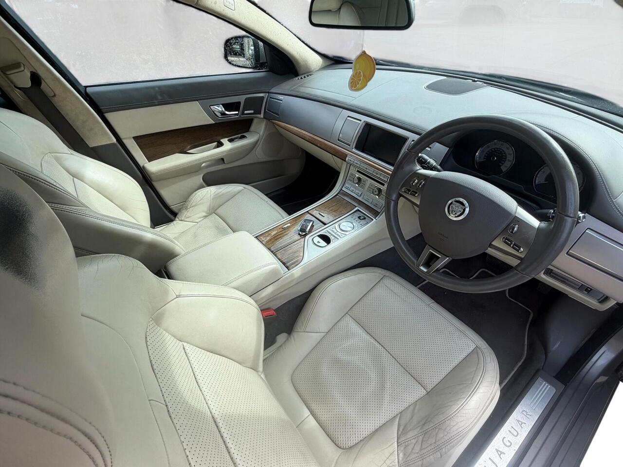 Jaguar XF — photo 9