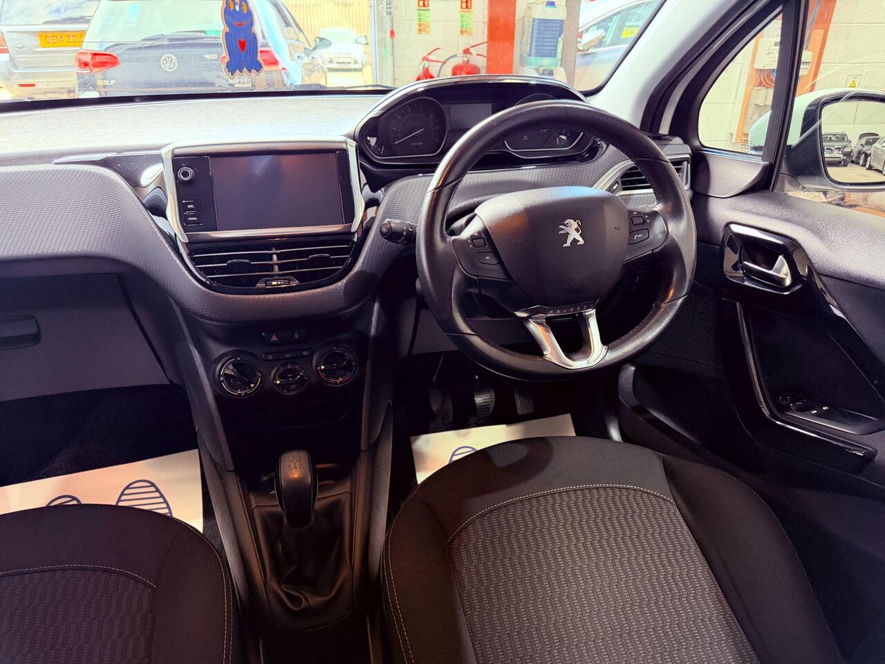Peugeot 208 — photo 75