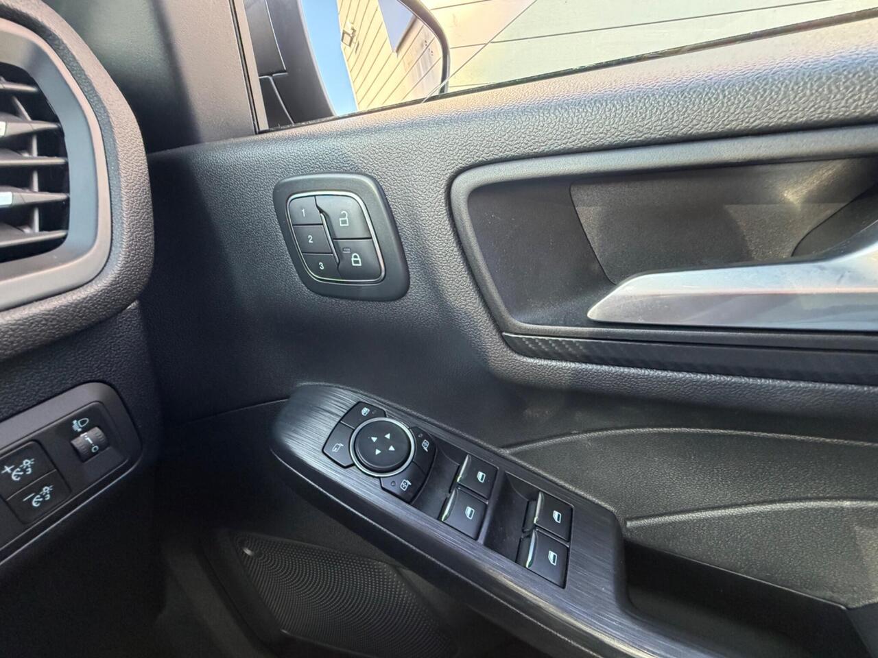Ford Kuga — photo 14