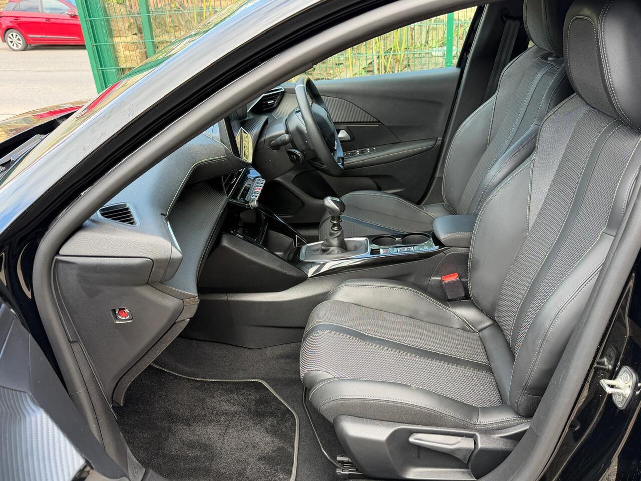 Peugeot 208 — photo 30
