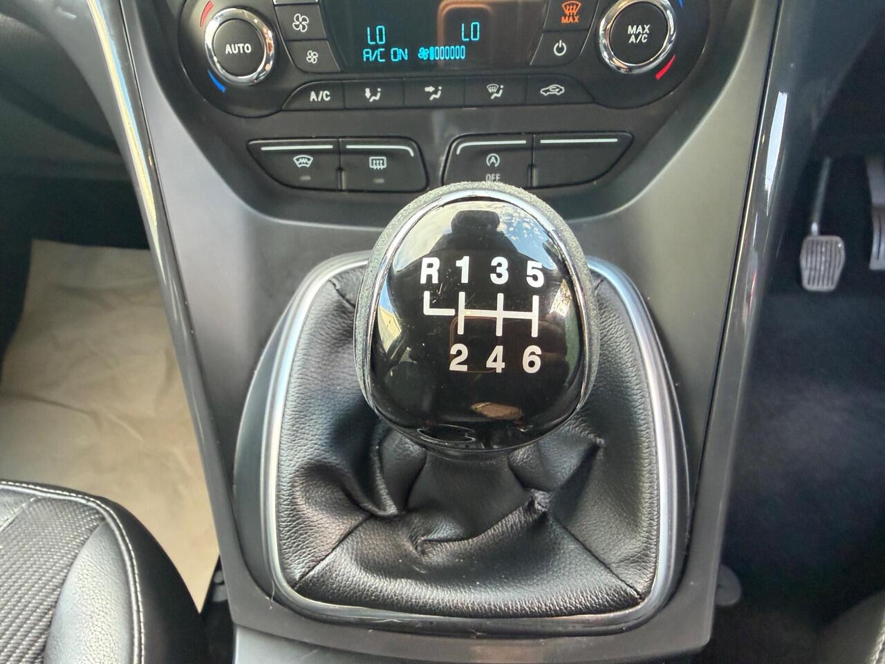 Ford Kuga — photo 24