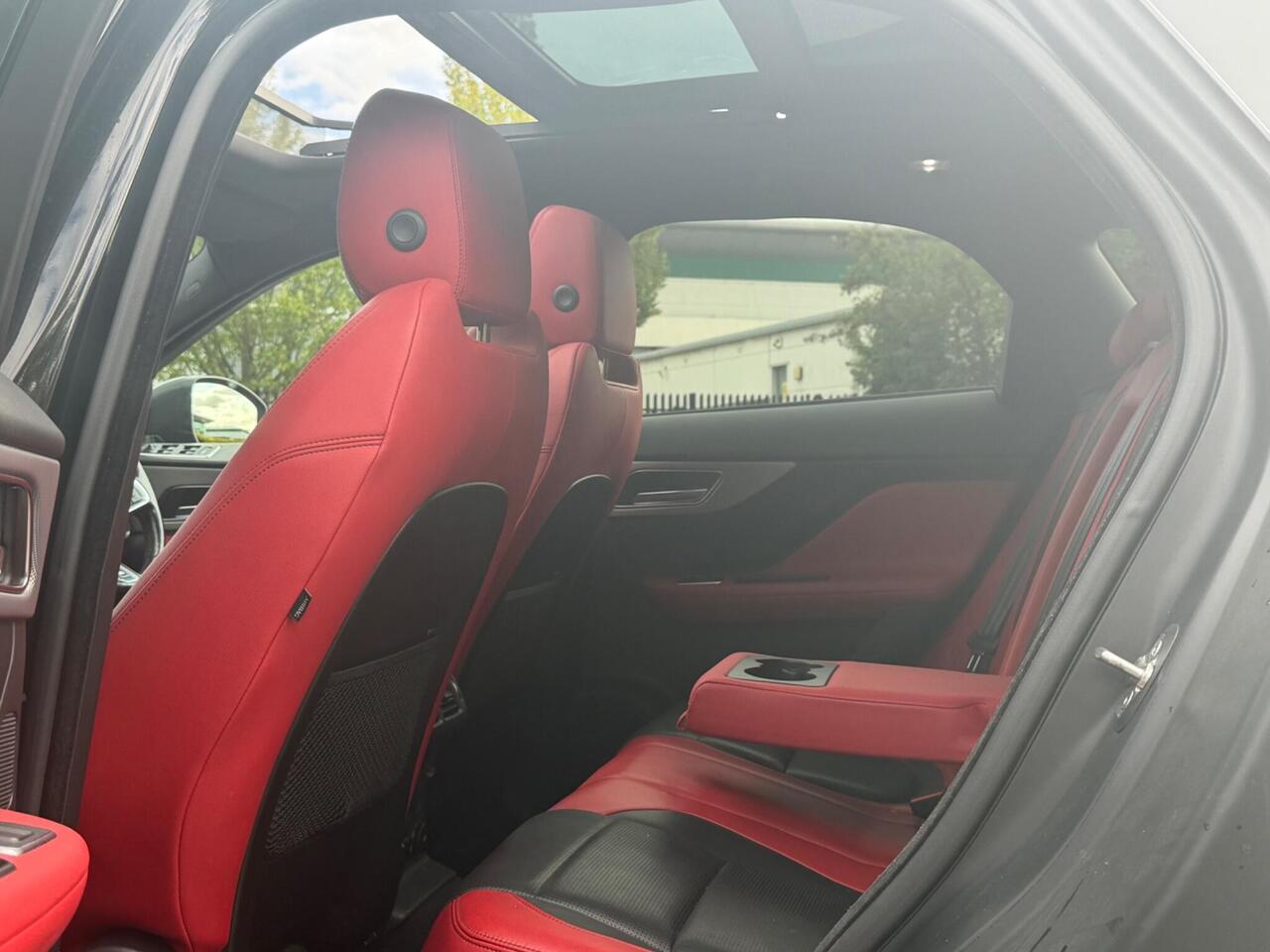 Jaguar F-PACE — photo 13