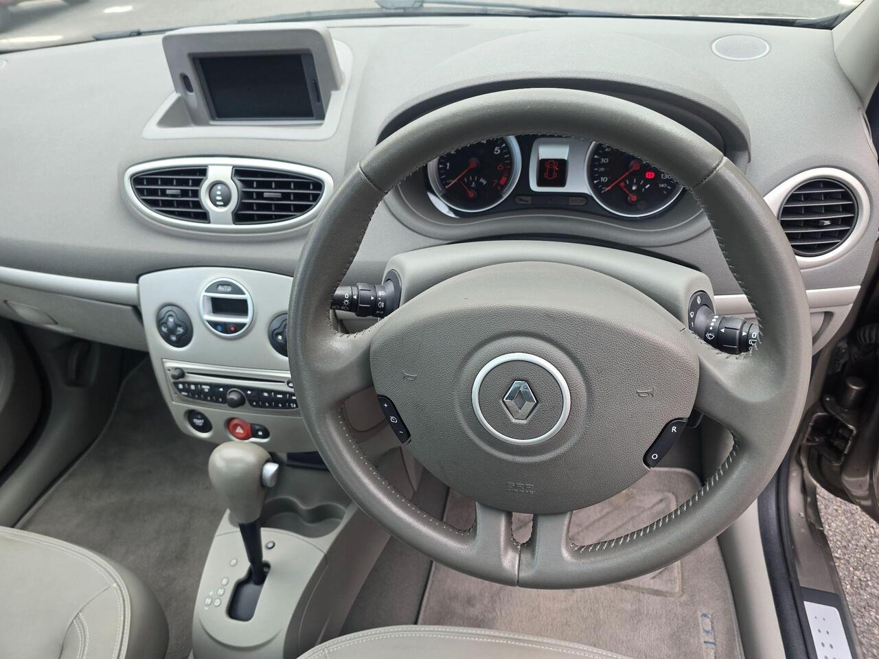Renault Clio — photo 11