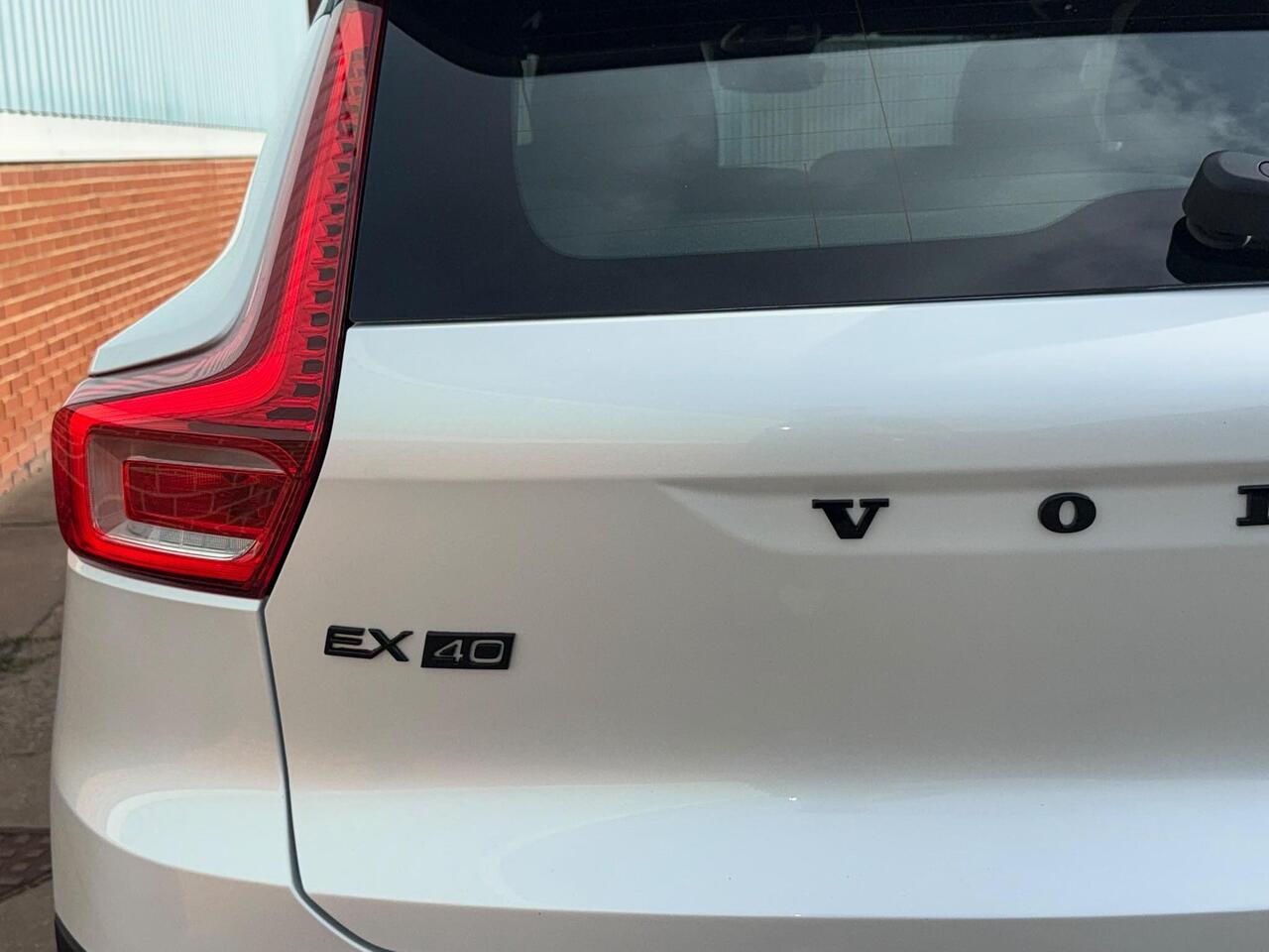 Volvo EX40 — photo 17