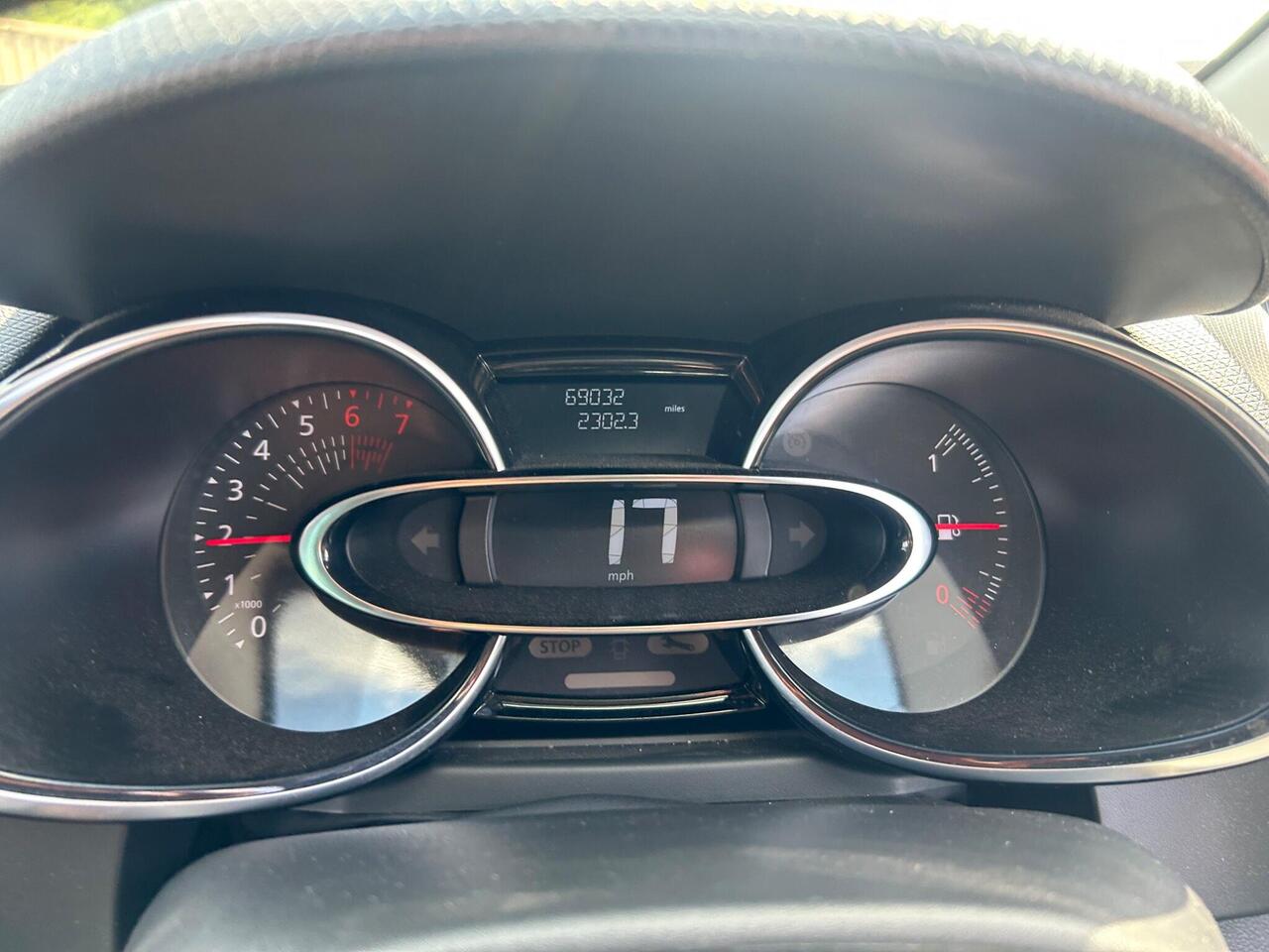 Renault Clio — photo 21